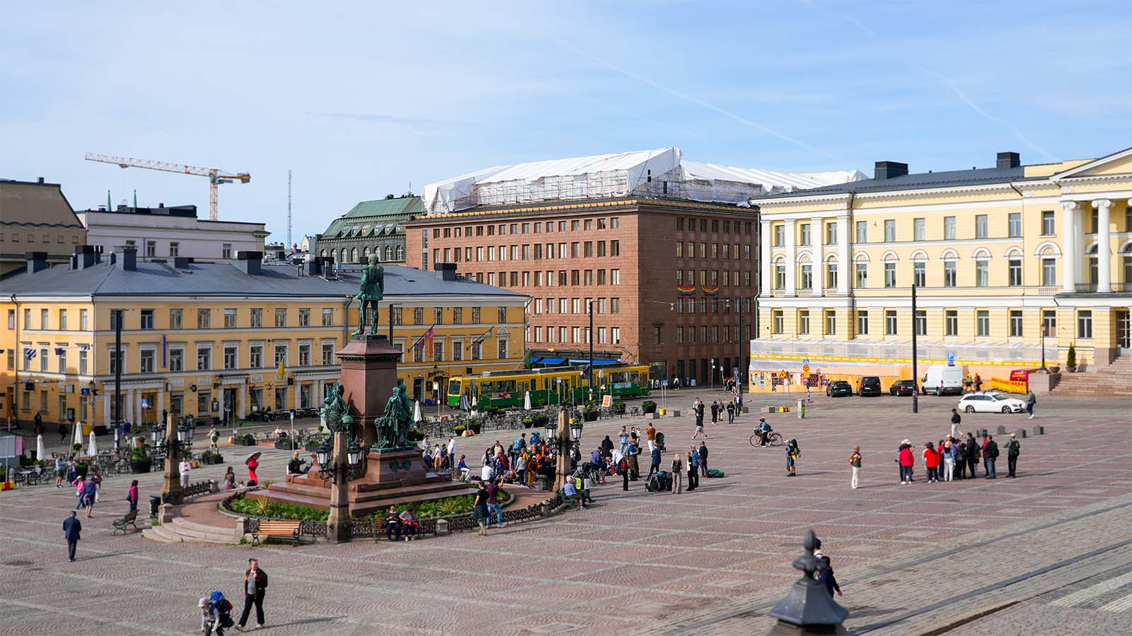 Helsingin Senaatintori, patsas ja raitiovaunu taustalla