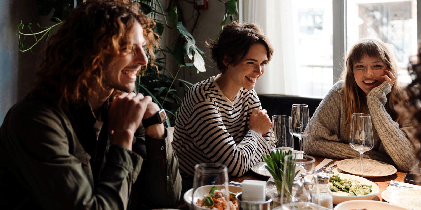 Ihmiset pöydän ääressä