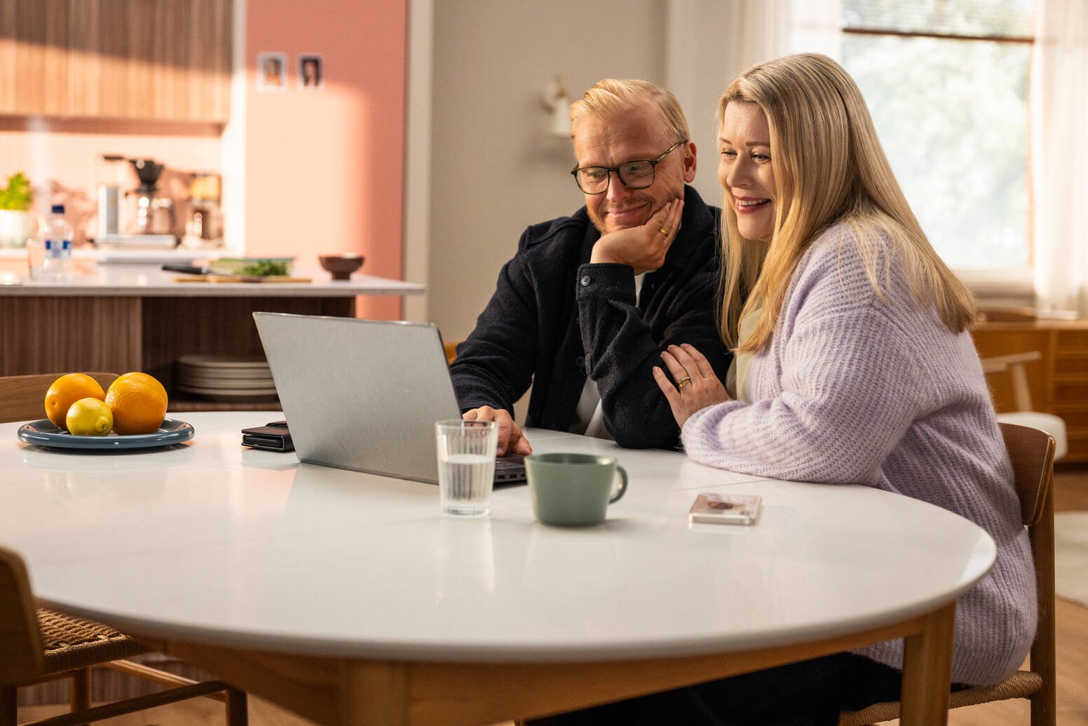 Pariskunta-tekemässä-sähköistä-asuntokauppaa