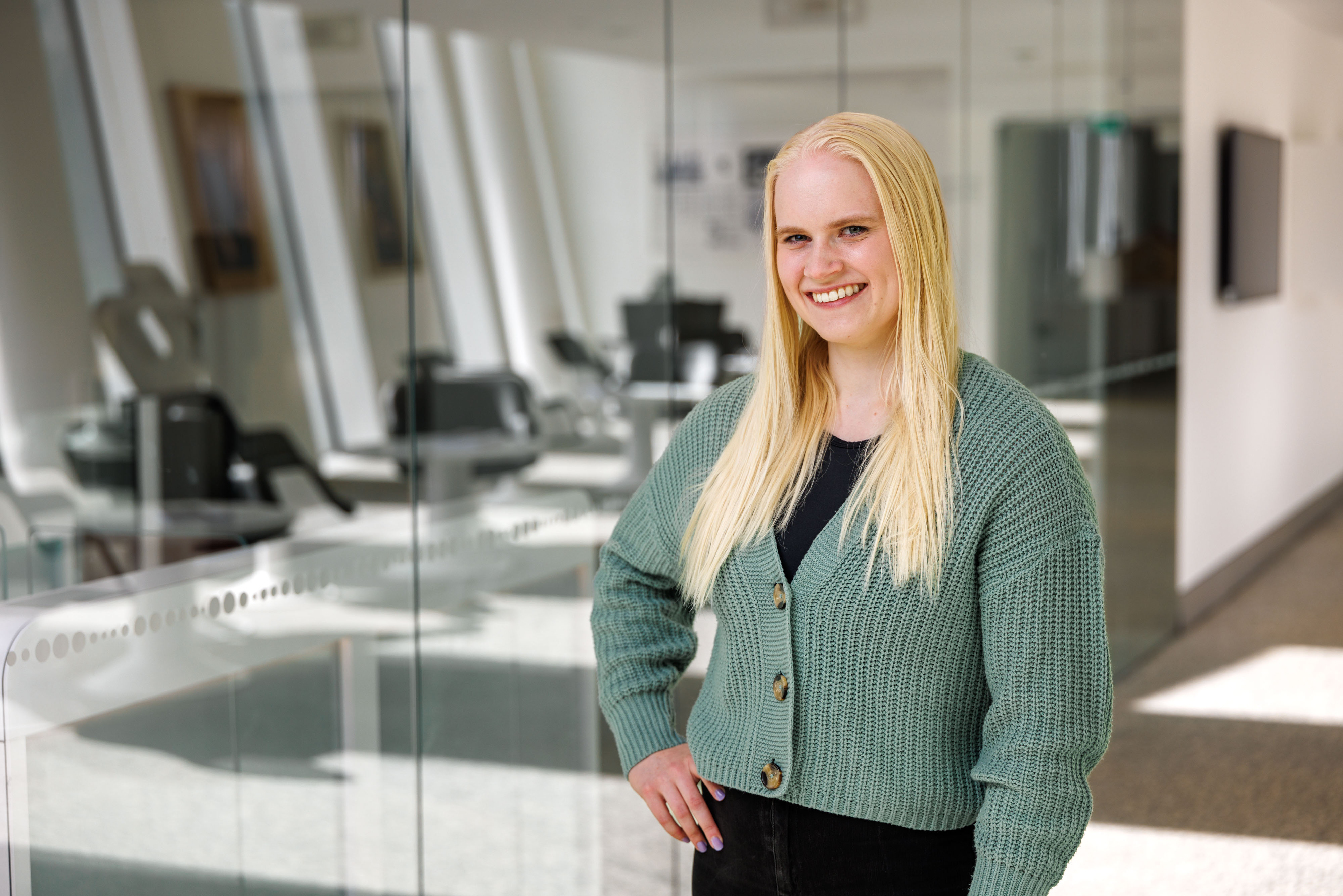 Vaaleahiuksinen nainen hymyilee, Data Scientist Nelli Kemi