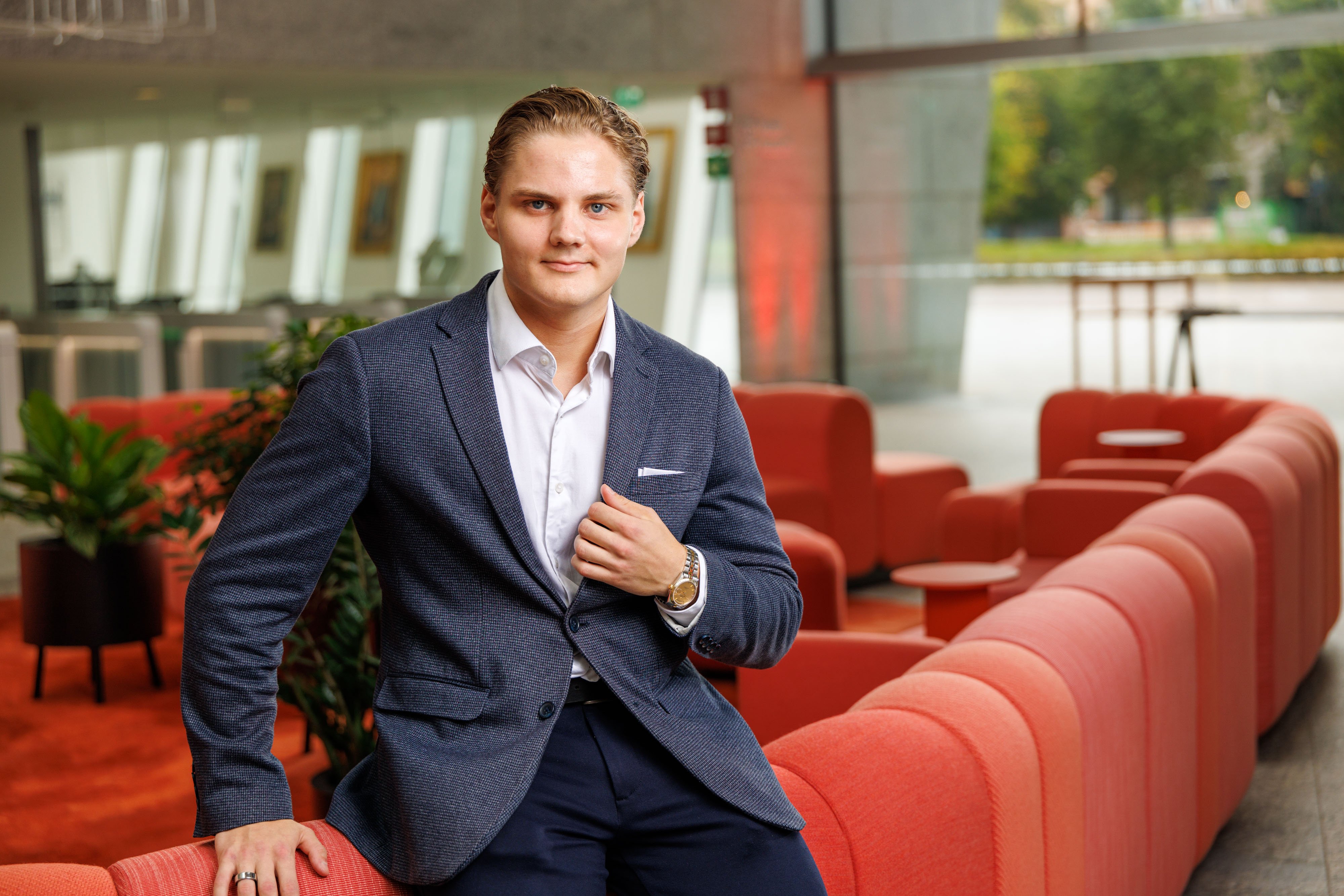 Henkilö nojaa toimiston sohvaan, Sijoituspäällikkö Daniel Mattila