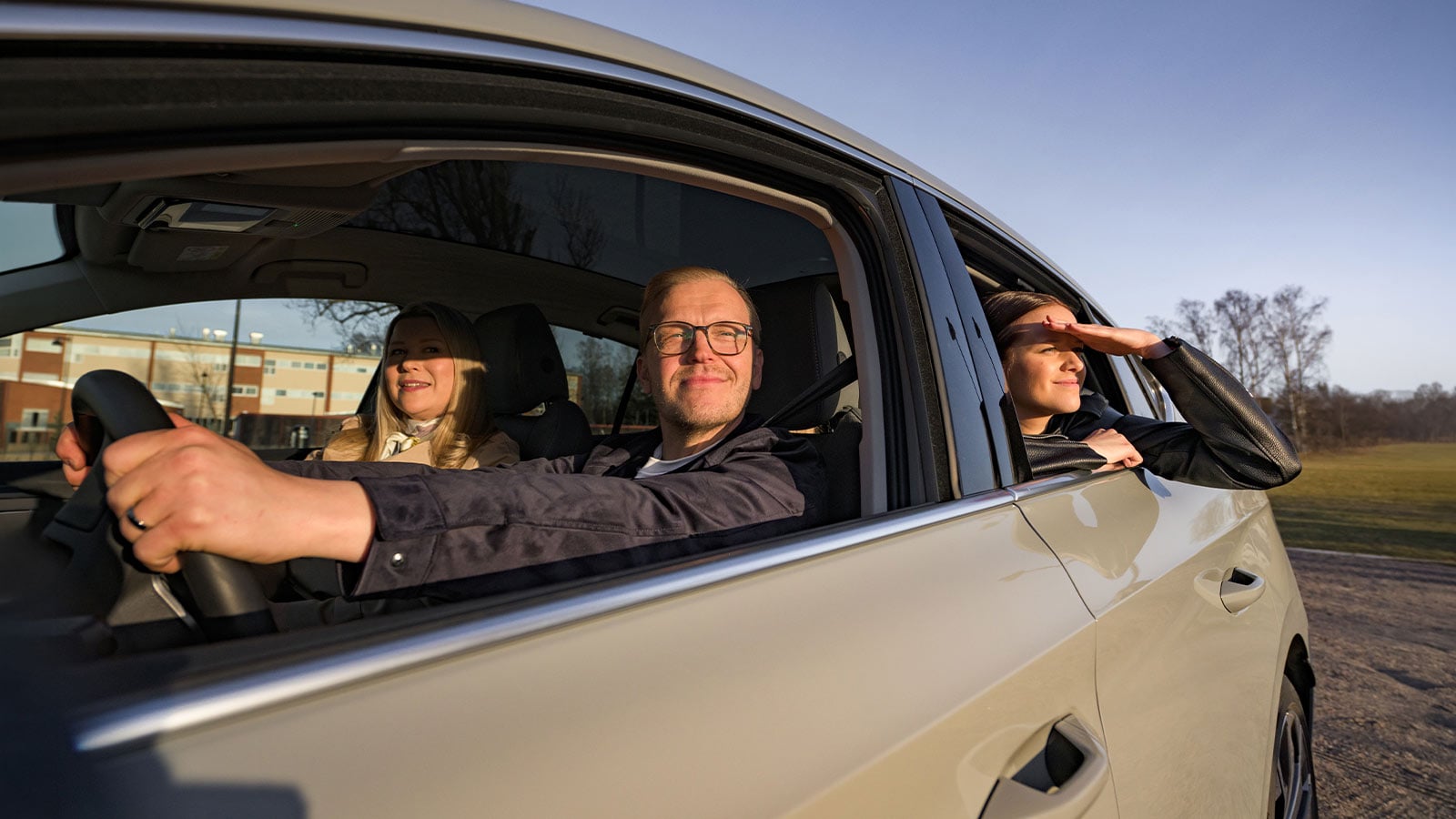 Ihmisiä autossa