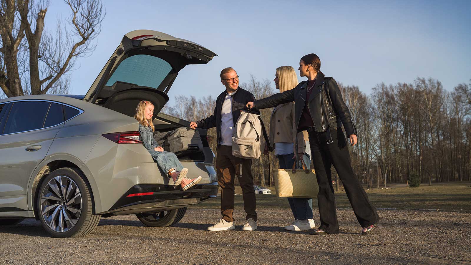 Ihmiset lastaavat tavaroita autoon