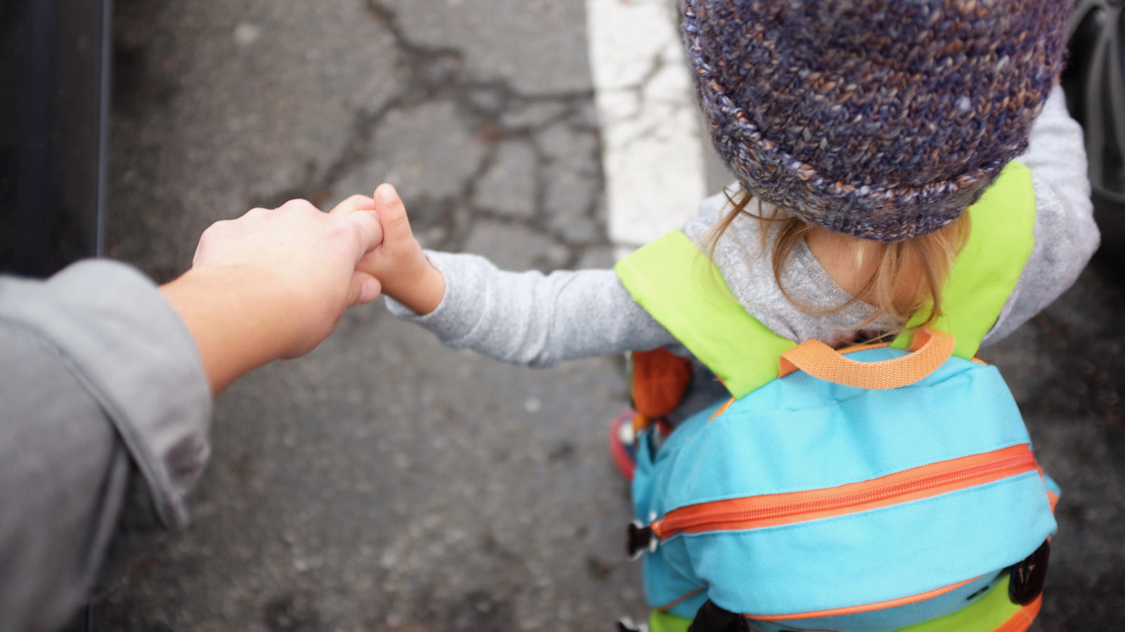 Lapsi käsi kädessä