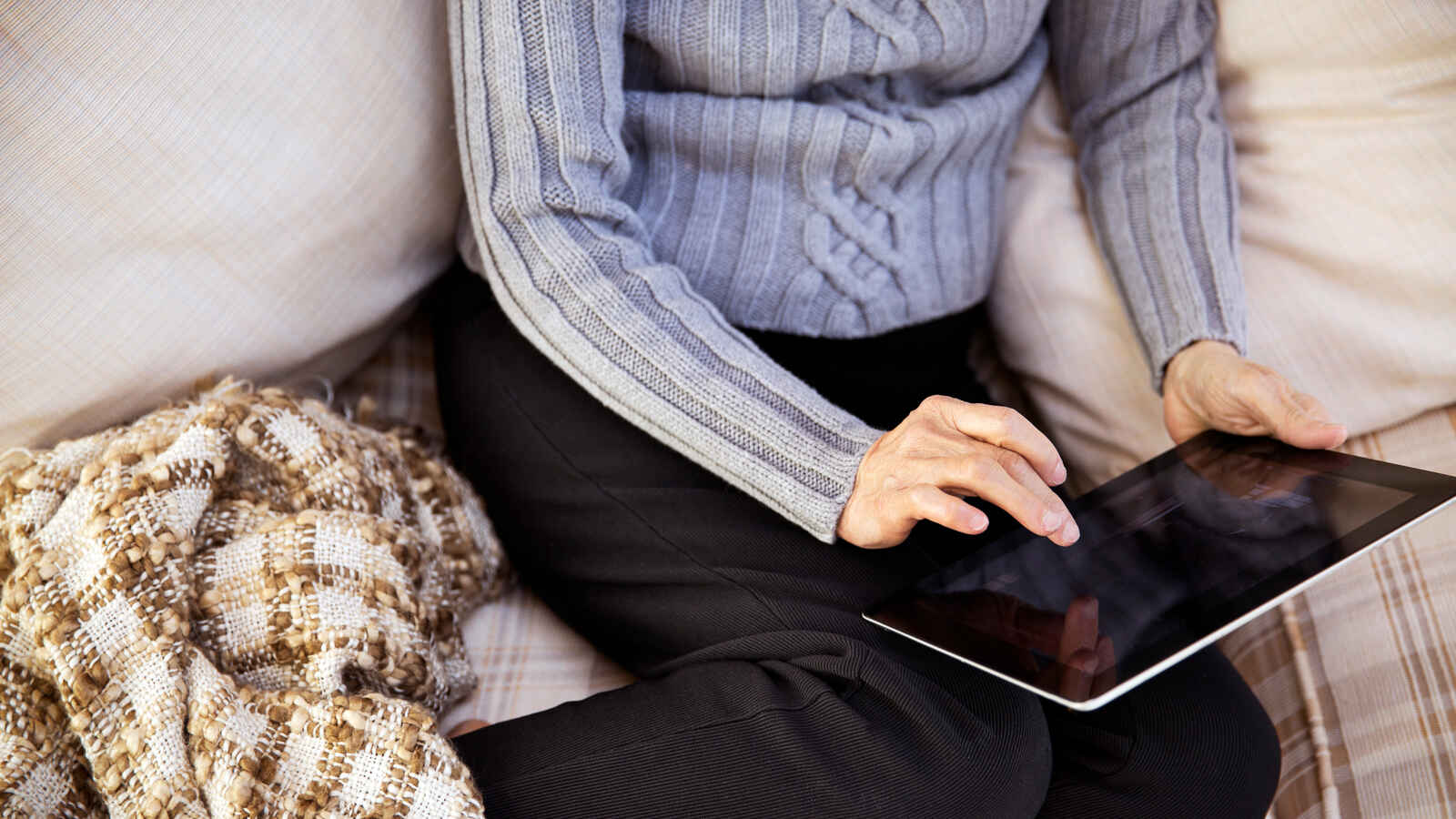 Nainen selaa padilla op.fi-palvelun sisältöjä