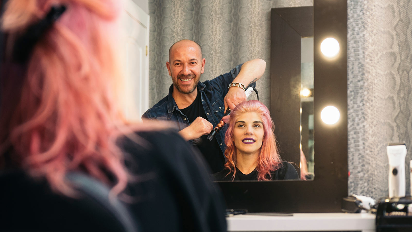 Parturi hymyilee asiakkaalleen jätettyään vakuutustarjouksen.