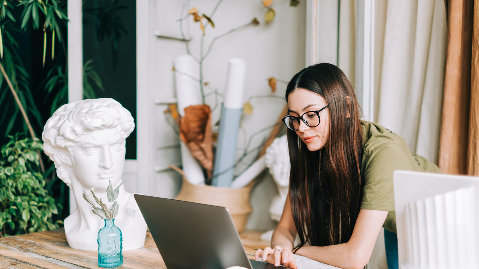Kuvassa yrittäjä pyytää tarjousta vakuutuksista.