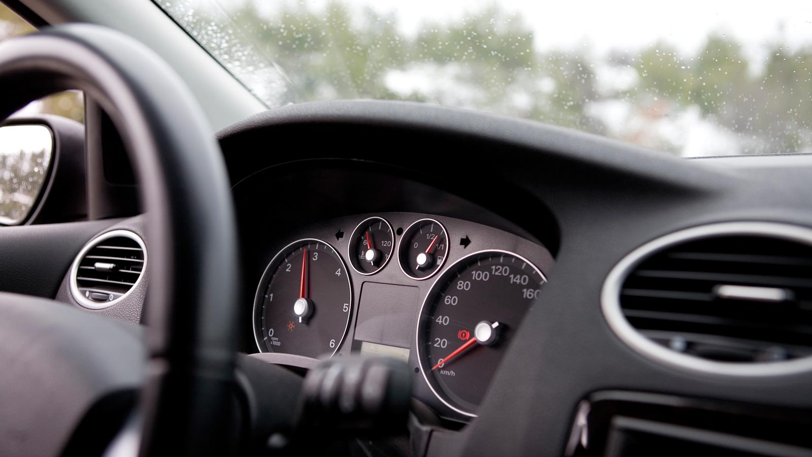 Lähikuva auton kojelaudasta.