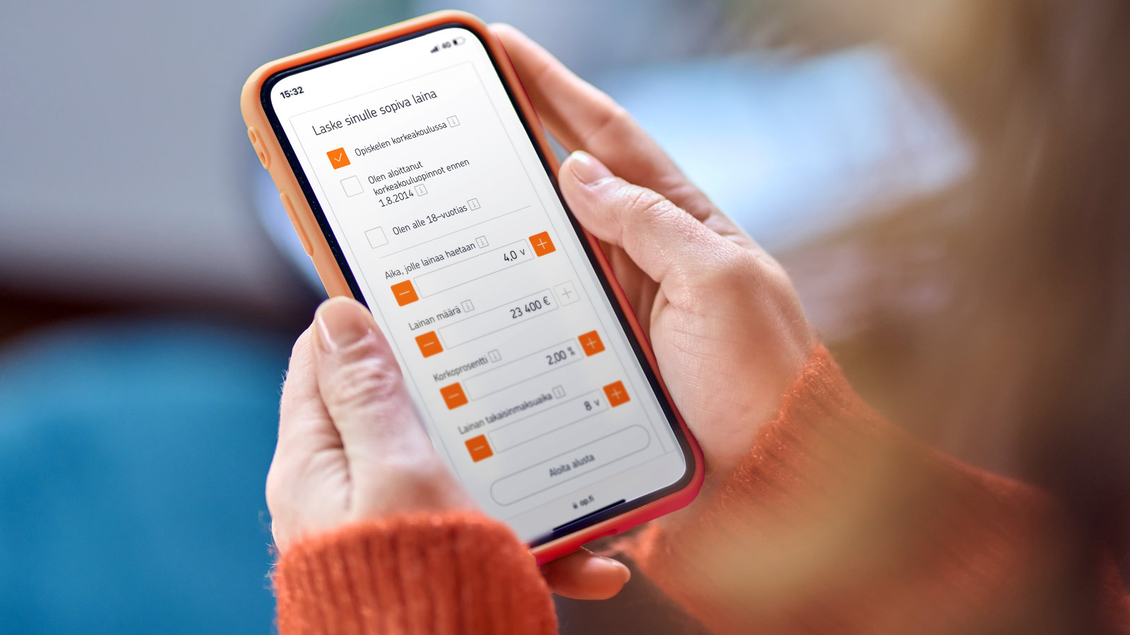 Puhelin kädessä, näytöllä opintolainalaskuri.