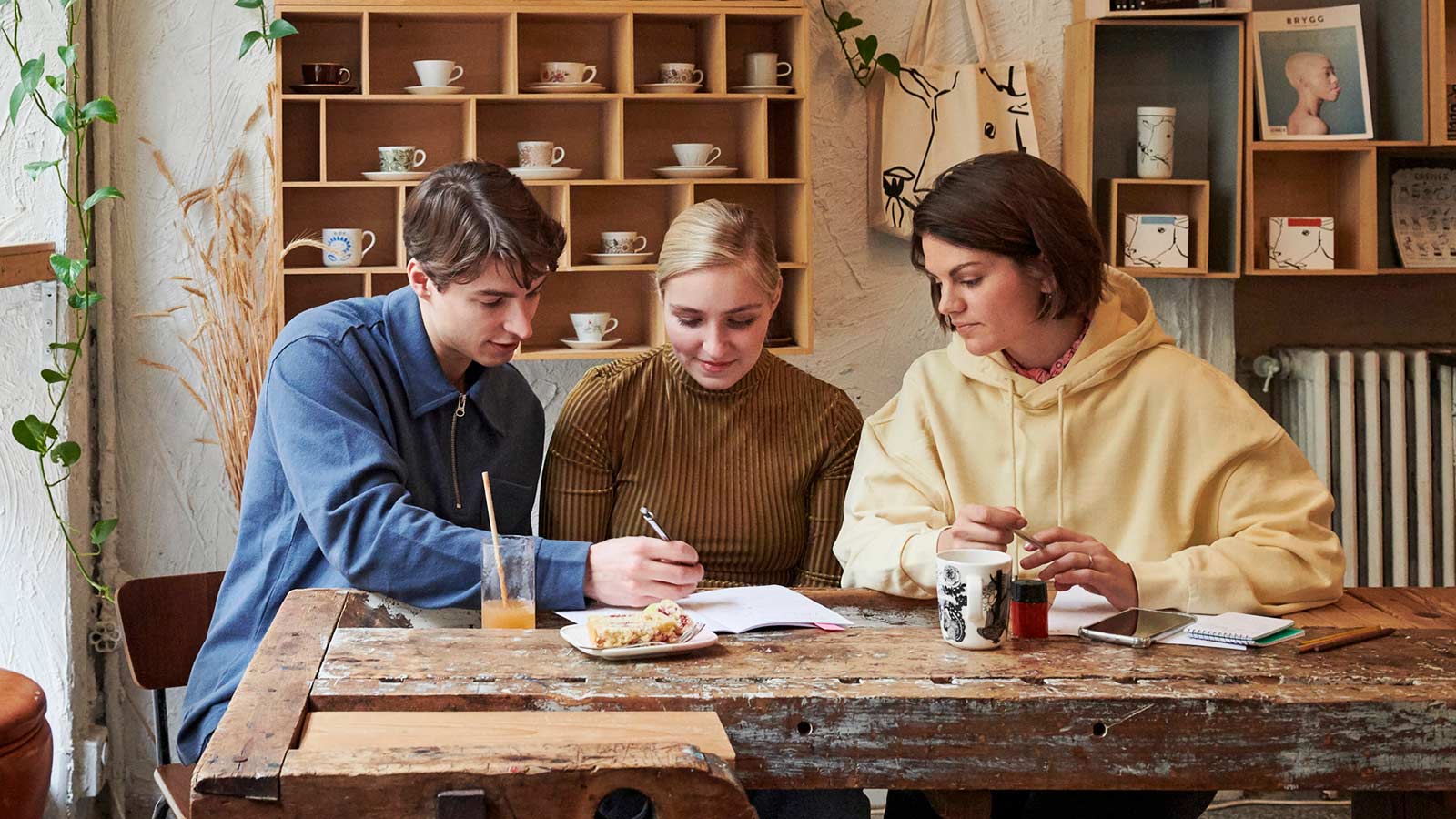 Opiskelijakolmikko kahvilassa