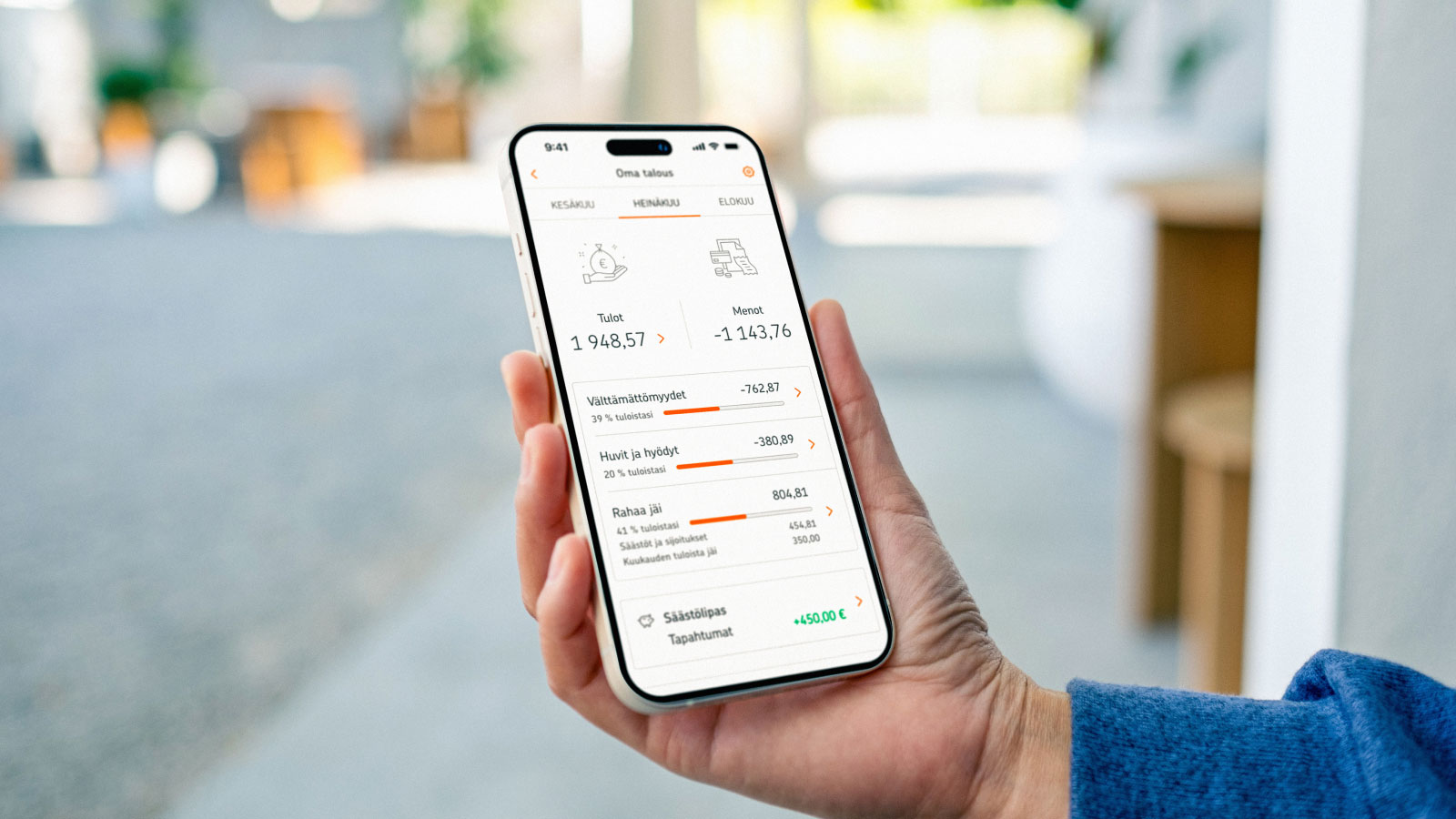 Mobiililaite, jossa näkyy Oma talous -palvelu