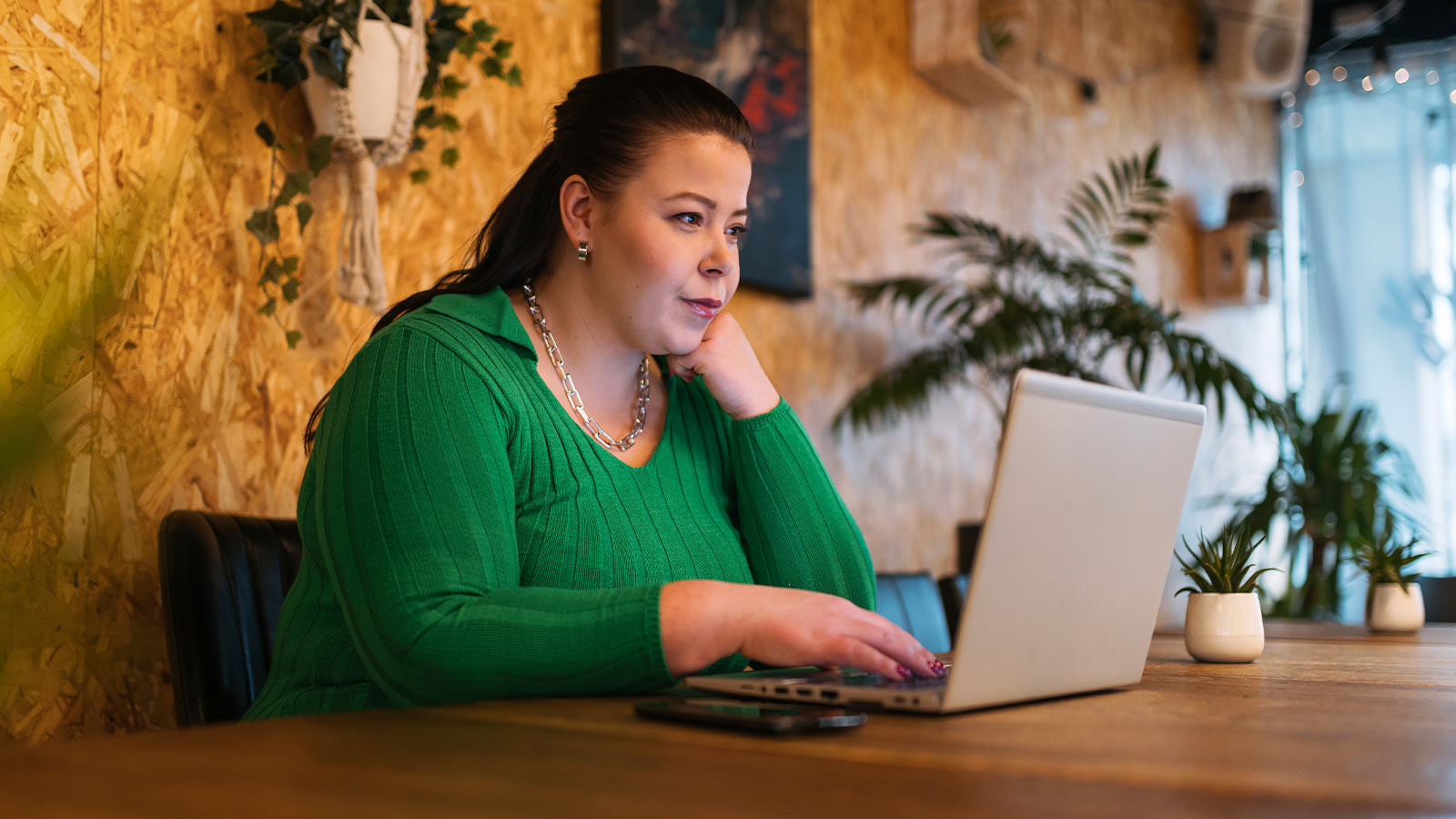 Kuvassa henkilö tutkii tietokoneelta mitä hänen tulisi tehdä tietoturman sattuessa