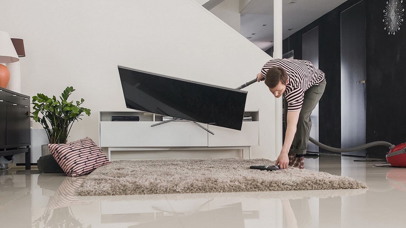 Mies kaataa television