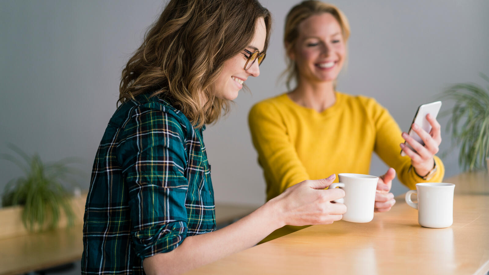 Naiset tarkastelevat OP-mobiilista säästöjen ja sijoitusten kertymistä
