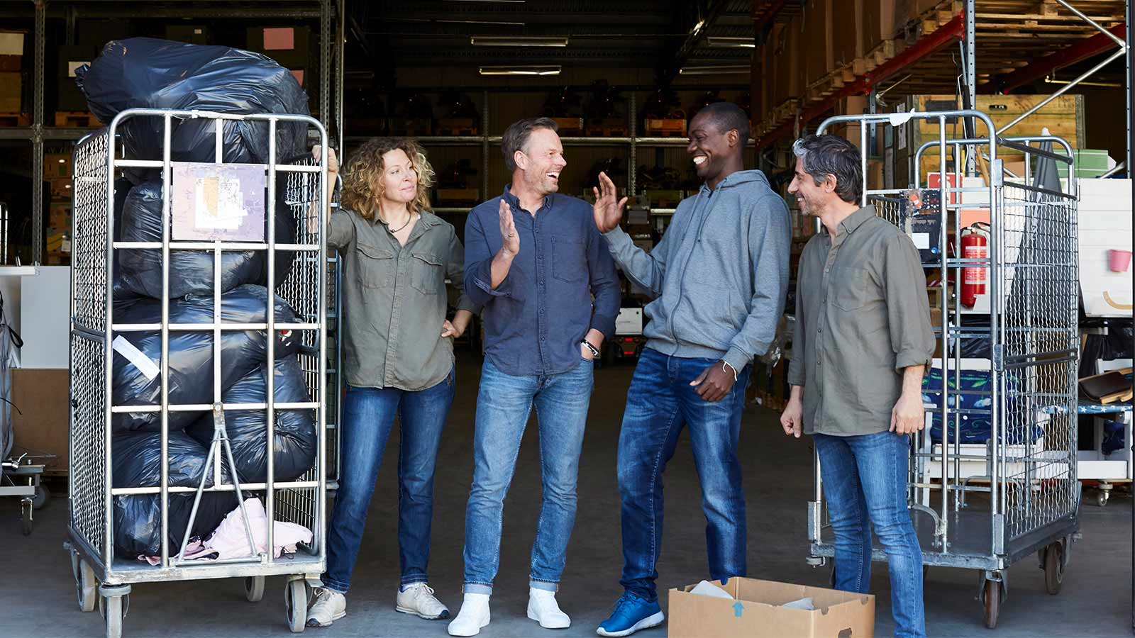 Iloiset työntekijät keskustelevat mitkä ovat yrityksen 3 tärkeintä toiminnan vakuutusta.