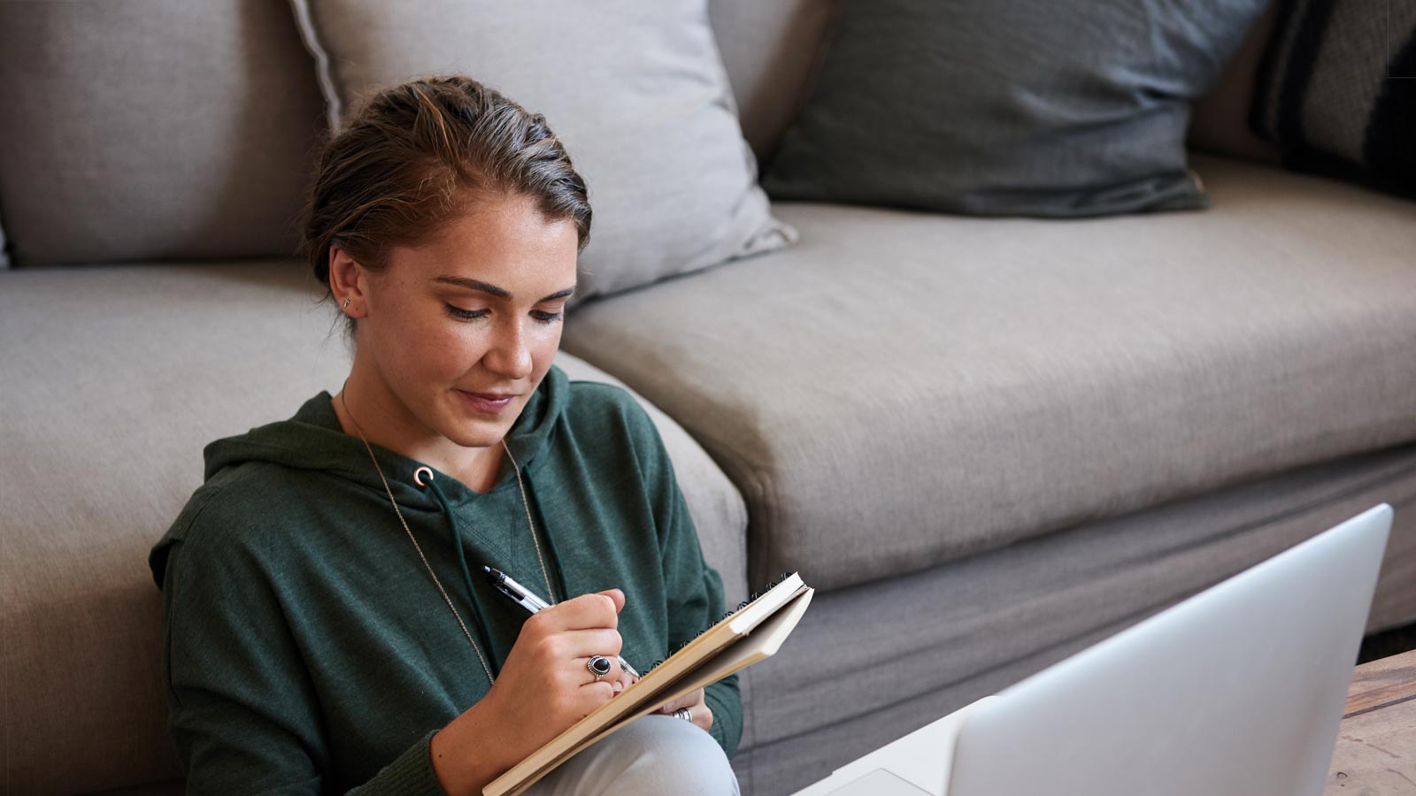 opintolainan_takaisinmaksu_tytto_laskee_koneella