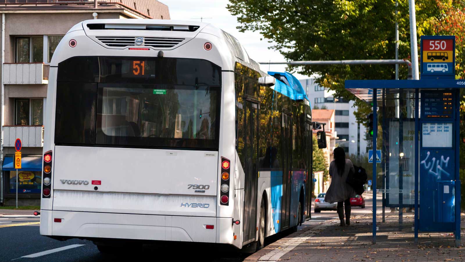Kuvassa näkyvän linja-auton vakuutukset kattavat erilaisia ajoneuvon kuljettamiseen liittyviä vahinkoja.