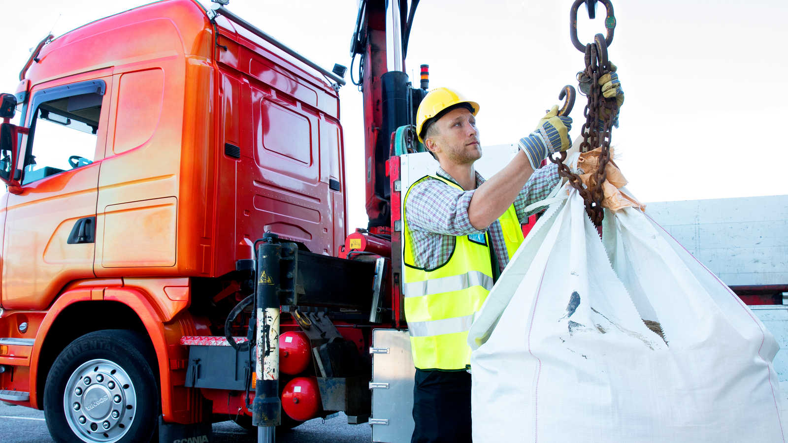 Kuljetusyrityksen vakuutukset kattavat muun muassa kuvassa näkyvään kuorman lastaamiseen liittyvät vahingot.