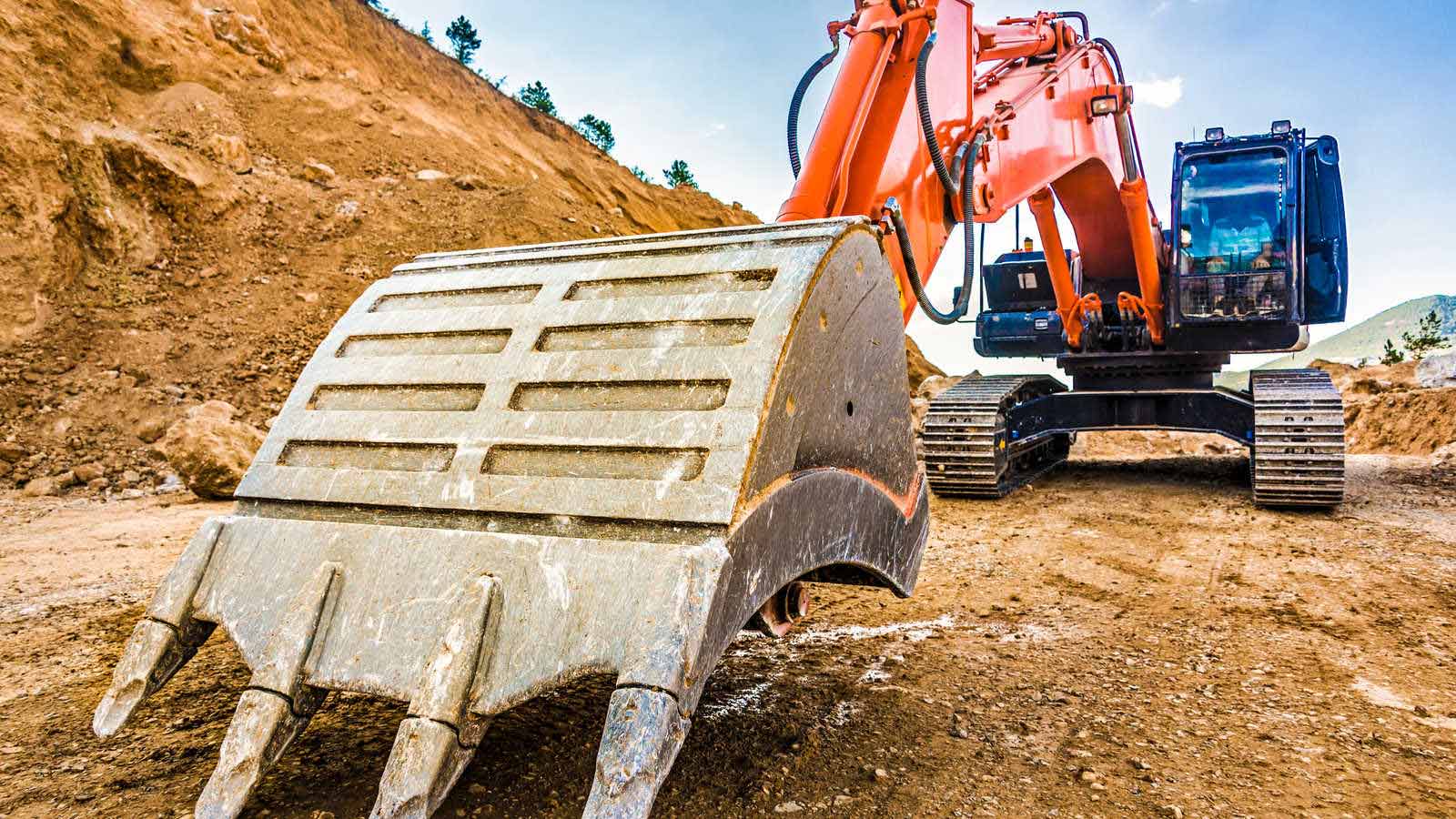 Maanrakennusyrityksen vakuutukset kattavat muun muassa kuvassa näkyvän kaivinkoneen aiheuttamia vahinkoja.