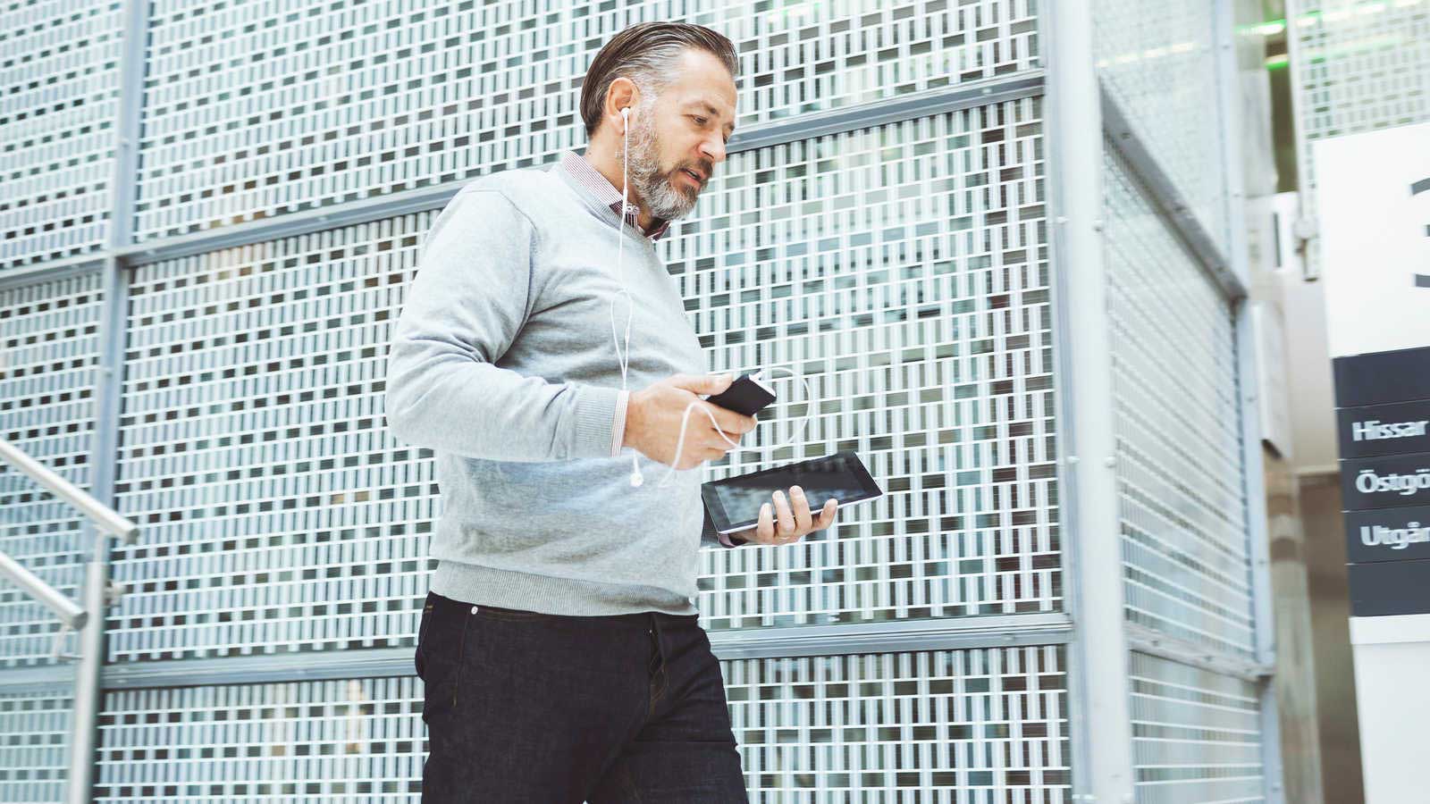 Mies käyttää digitaalisia pankkipalveluita.