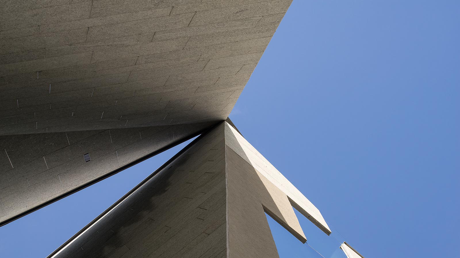 Rakennuksen kulmien kohtaaminen.