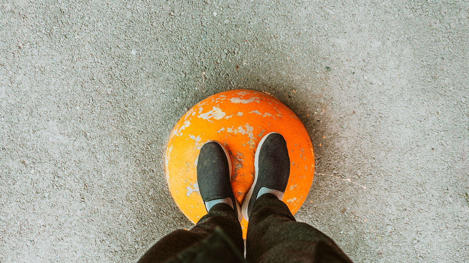 Ihminen seisoo pallon päällä