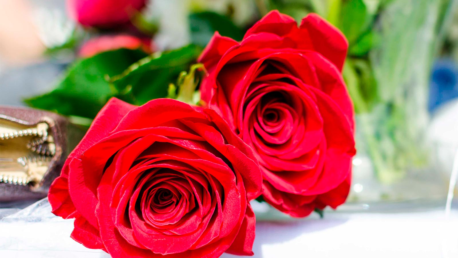 Kaksi punaista onnitteluruusua.