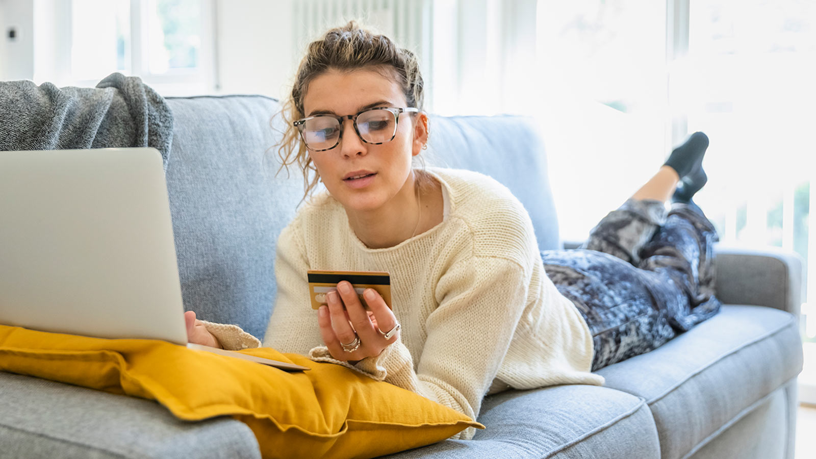 Nainen maksaa kortilla verkossa.