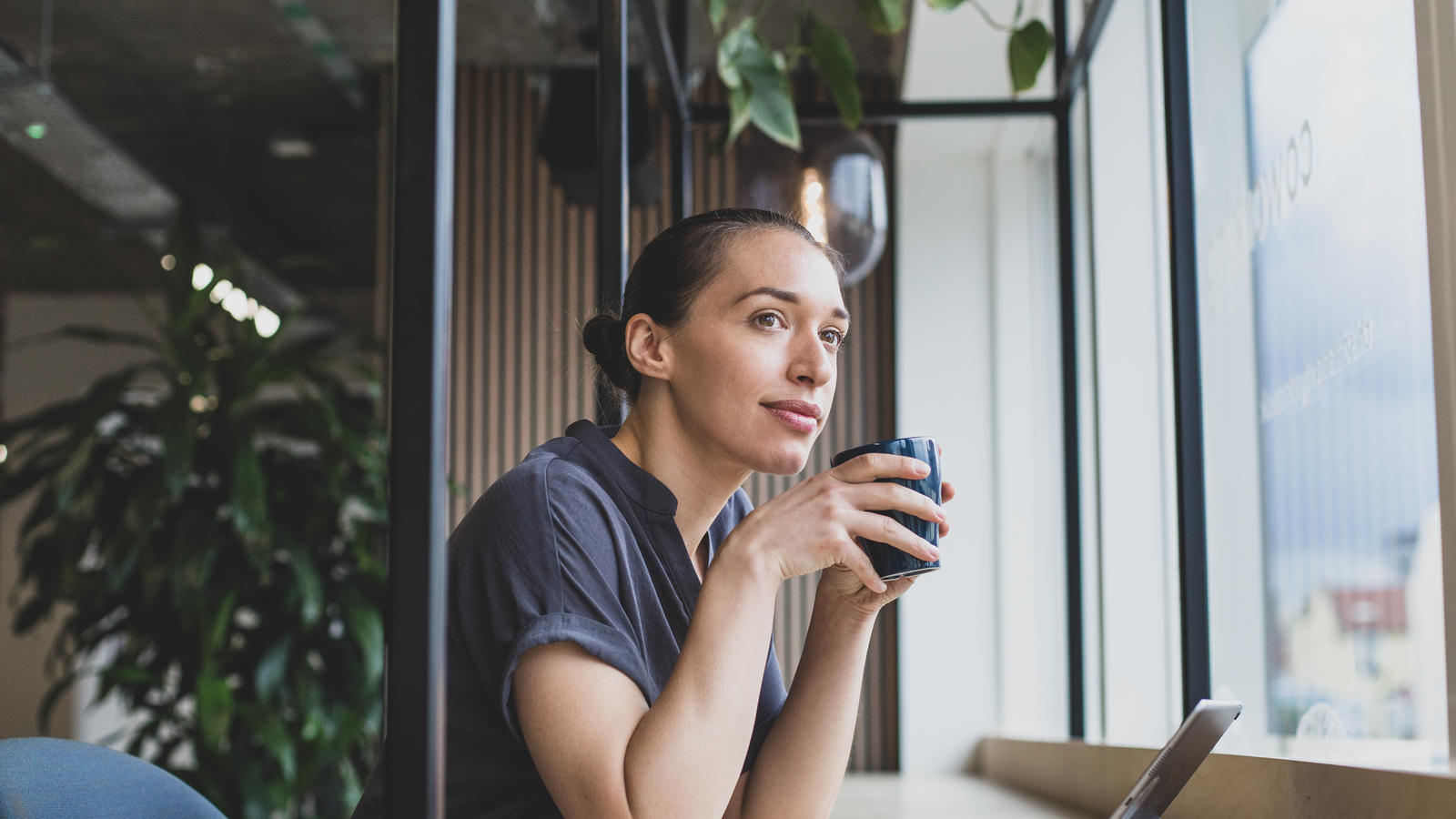 Yrittäjä pohtii sopivia vaihtoehtoja yritysrahoitukseen.