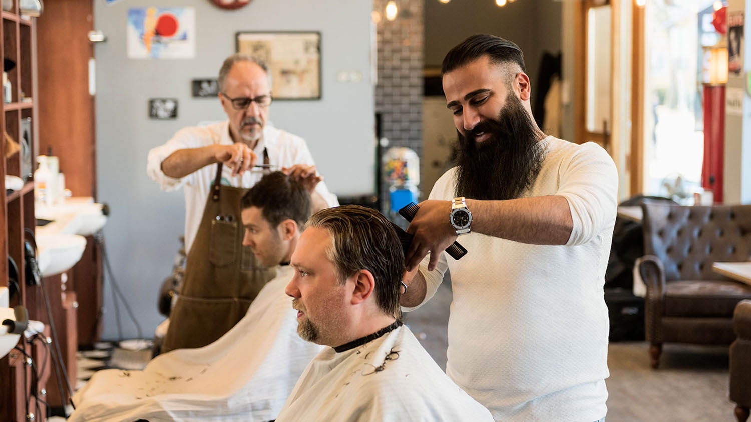 Kuvassa yrittäjä ja asiakas keskustelevat aiheesta yrityksen pakolliset vakuutukset