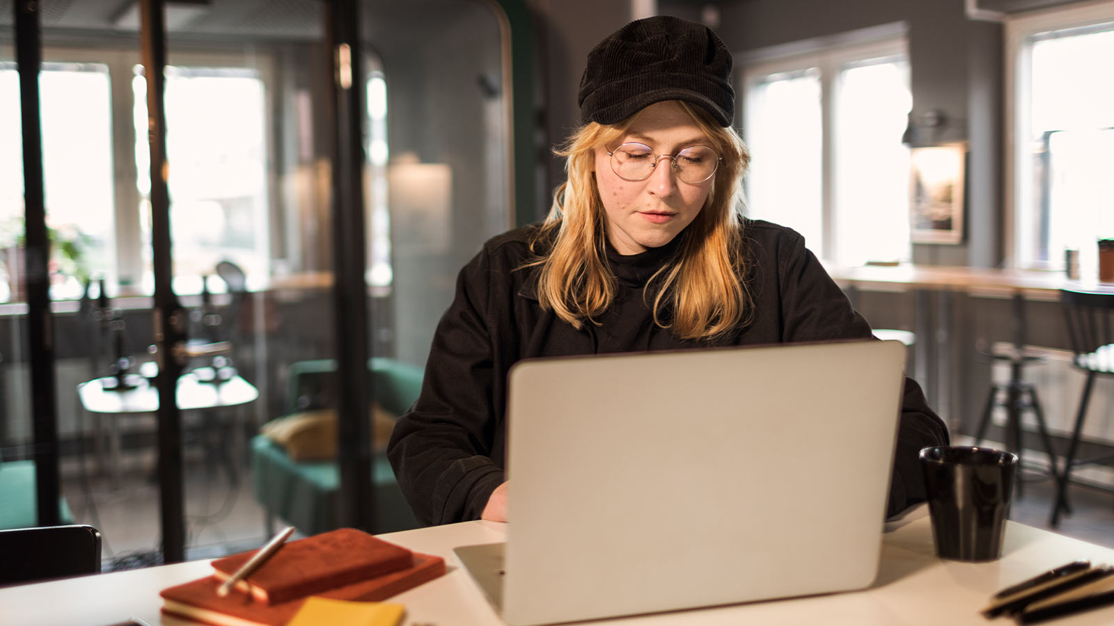 Kuvassa nainen tutkii tietokoneelta, mitkä yritysten tietoturvariskit koskettavat häntä.