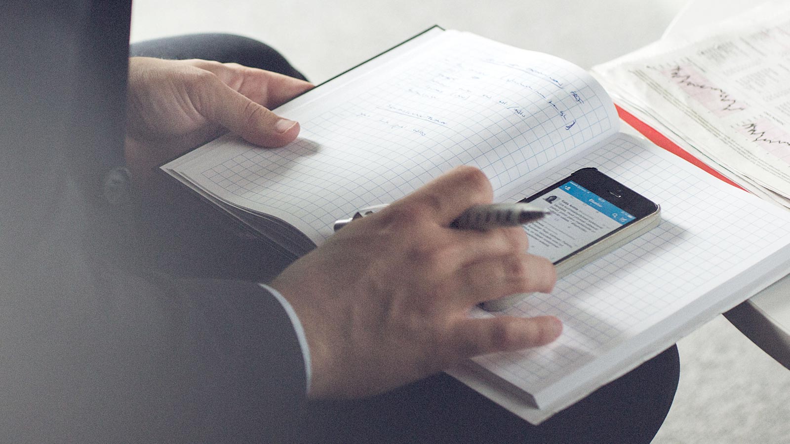 Mies päivittää puhelimen kalenteria.