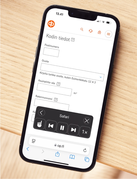 Puhelimen näytöllä on lomake kodin tietojen täyttämiseen sekä soitinpainikkeet, joiden avulla sivun sisältöä voi kuunnella.