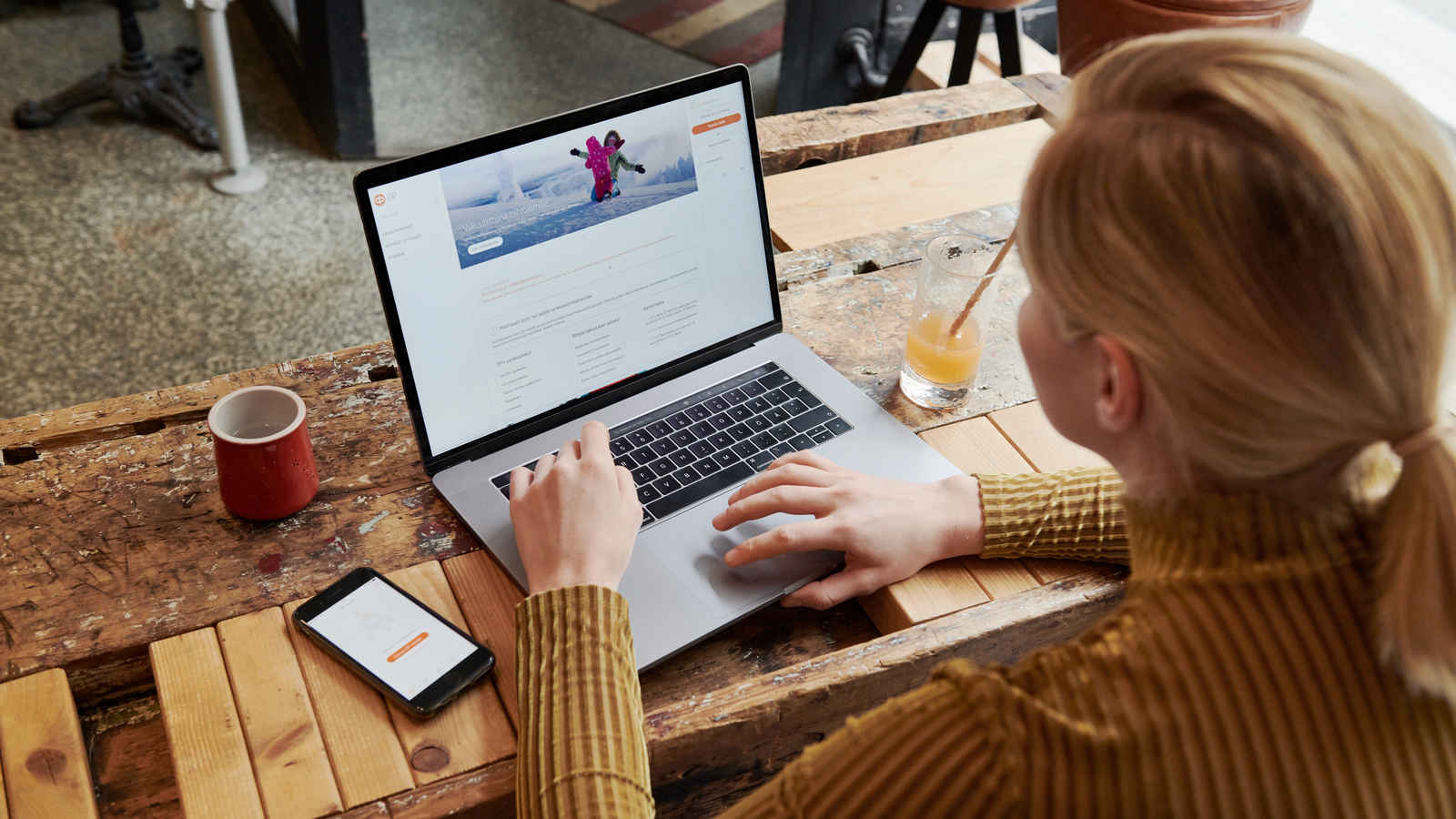 Nainen tutkii tietokoneella miten vahinkoilmoittaminen verkkopalvelussa toimii.