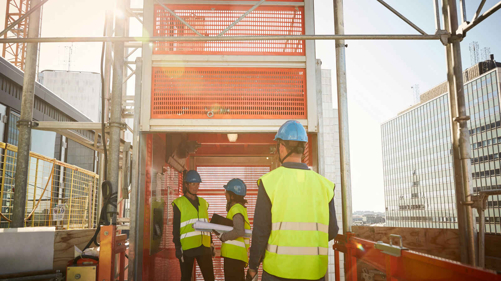 Rakennustyömaalla töissä kolme työntekijää