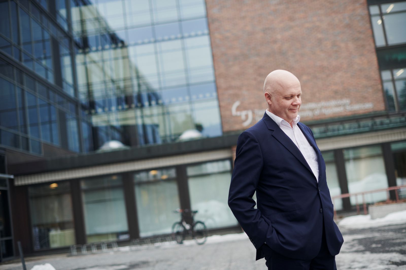 Tampereen AMK:n va. rehtori ja toimitusjohtaja Mikko Naukkarinen koulun pihalla.