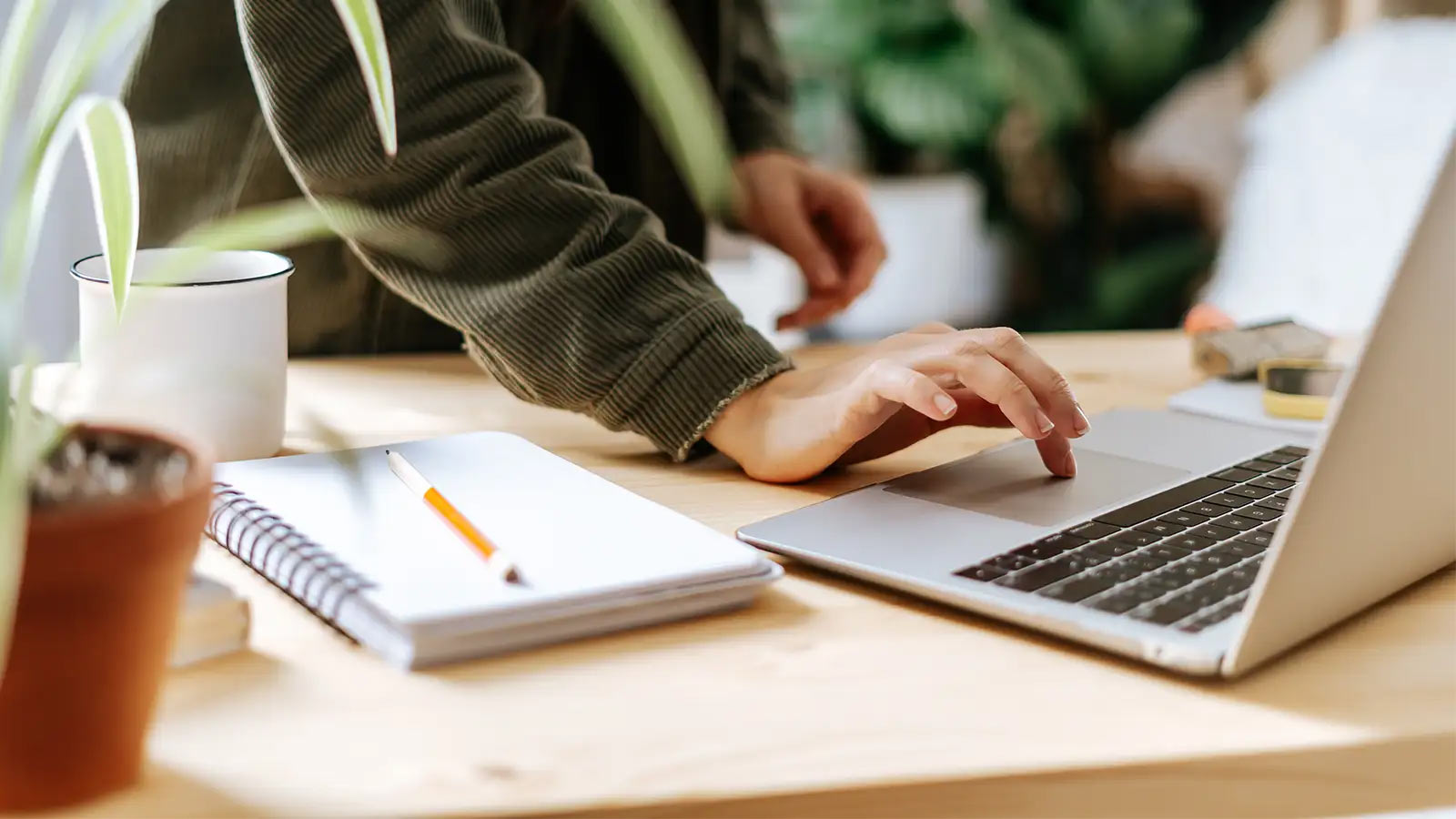 Yrittäjä etsii tietoa netistä vakuutuskartoitin apuna.