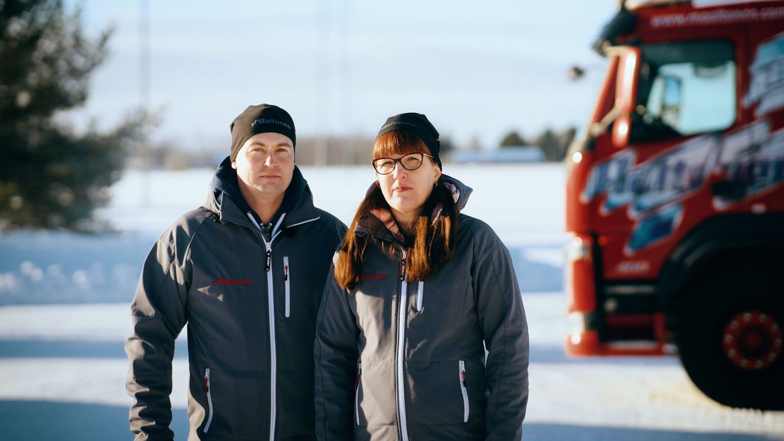 Kuvassa on yrittäjäpariskunta talvisessa maisemassa.