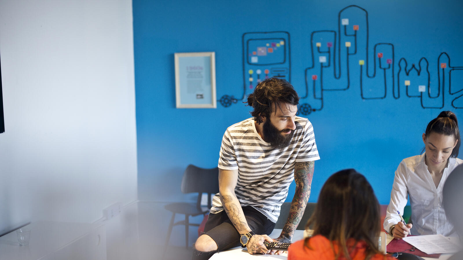 Kuvassa olevat insinööritoimiston työntekijät käyvät läpi tilanteita joita konsulttialan vakuutukset turvaavat.