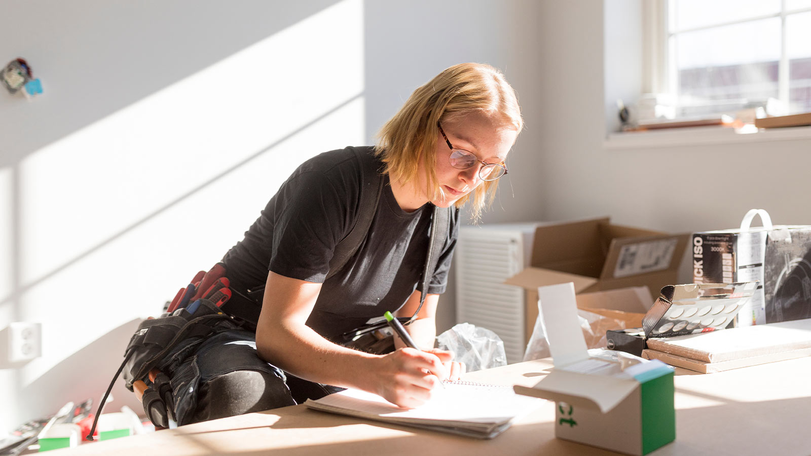 Kuvassa näkyy nainen, jonka liiketoiminnan turvana on rakennusalan vakuutukset