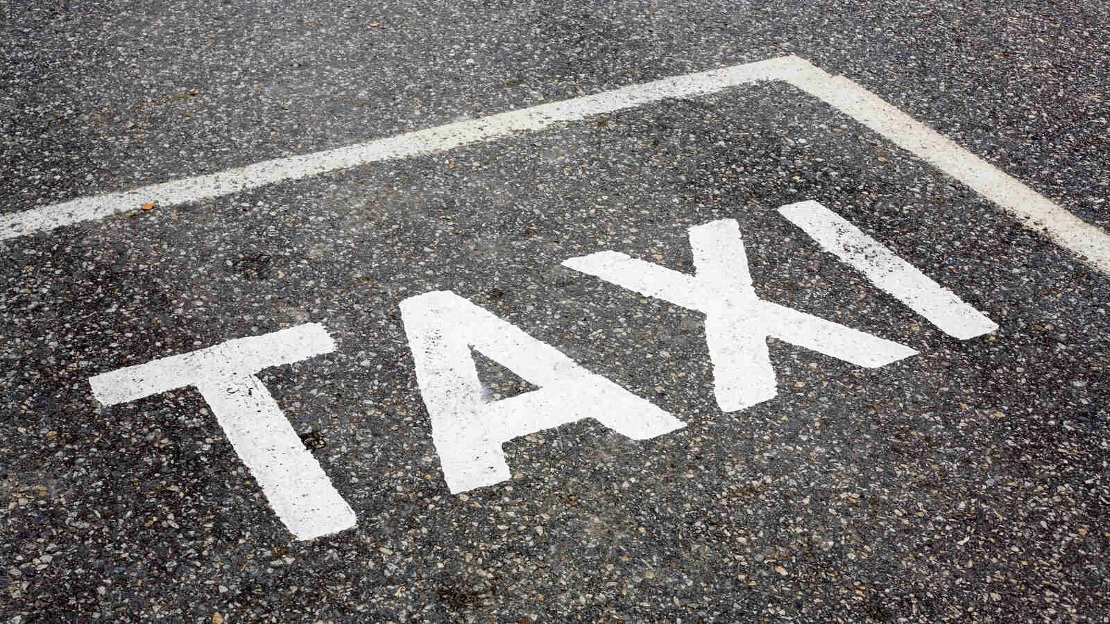 Kuvassa näkyy taksille varattu pysäköintiruutu