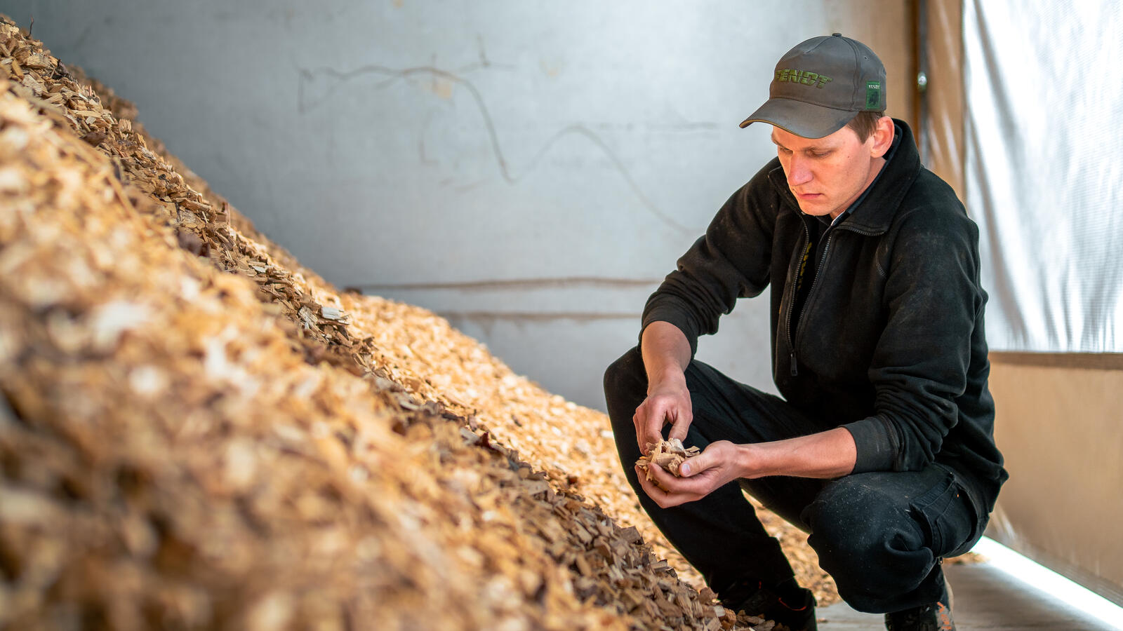 Kuvassa maanviljelijä tutkii viljaa
