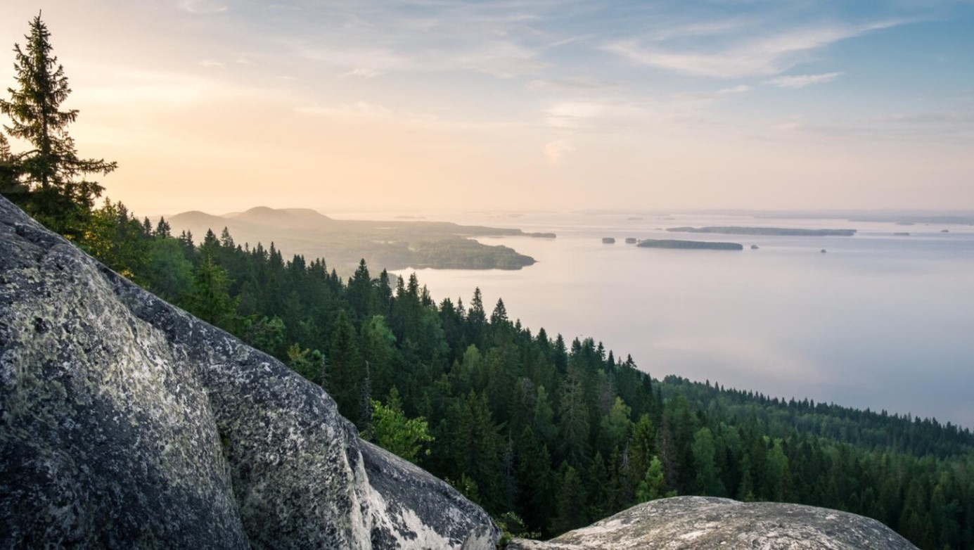 Aurinkoinen maisema vesistöineen