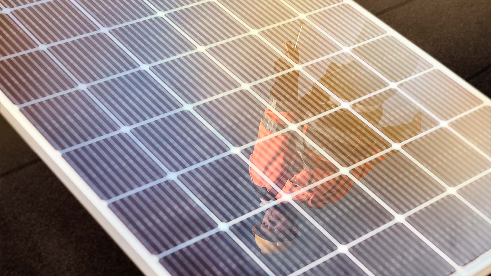 Asentajan hahmo heijastuu aurinkopaneelista.