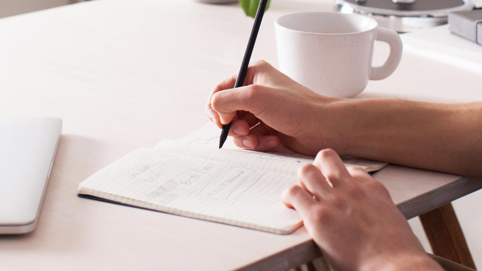 Vihkoon kirjoittavat kädet.