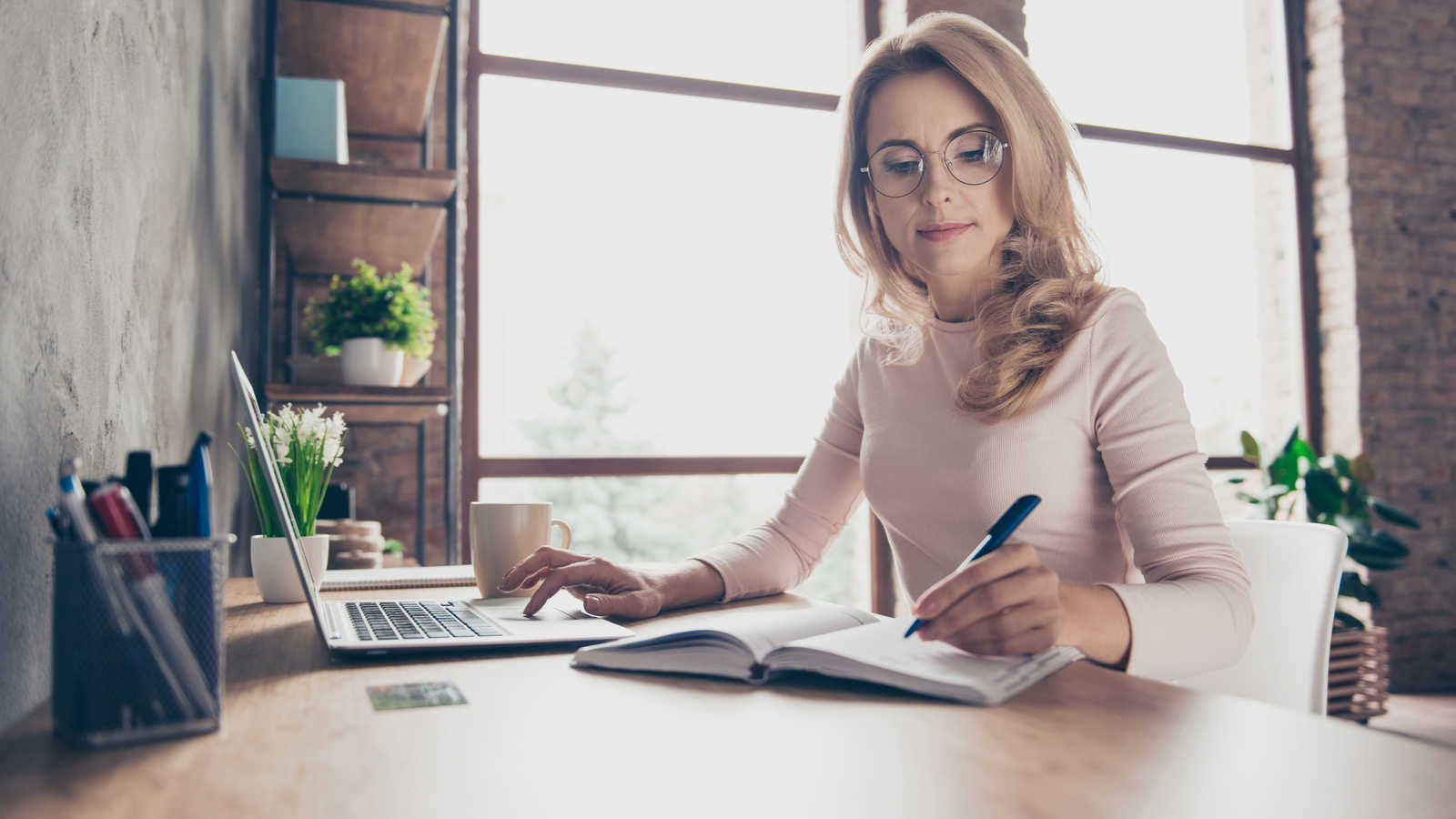 Nainen tietokoneella