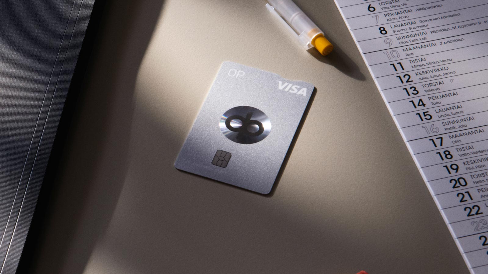 OP Business Debit -kortti työpöydällä