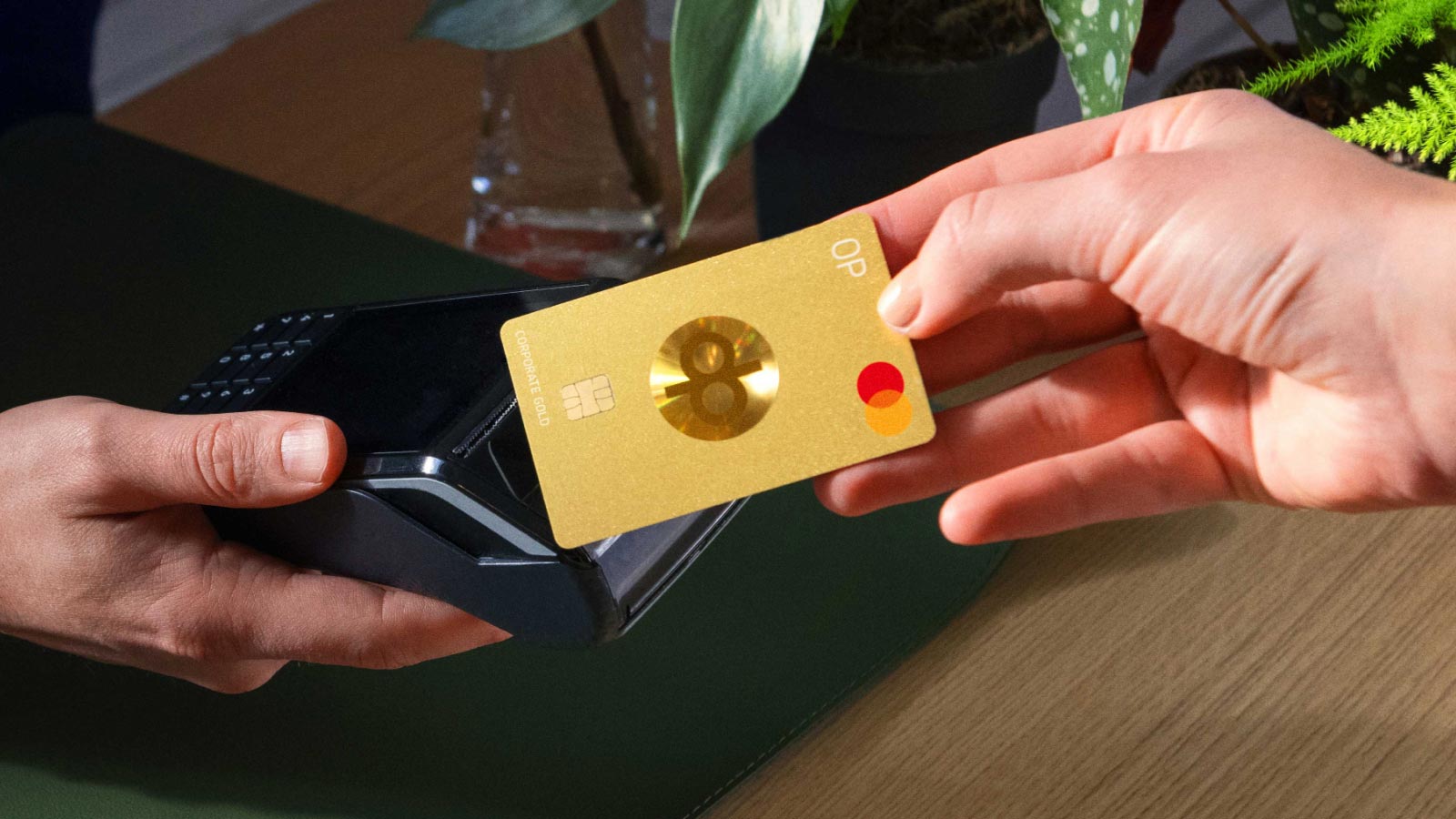 Asiakas maksaa kahvilassa OP Corporate Gold -kortillta