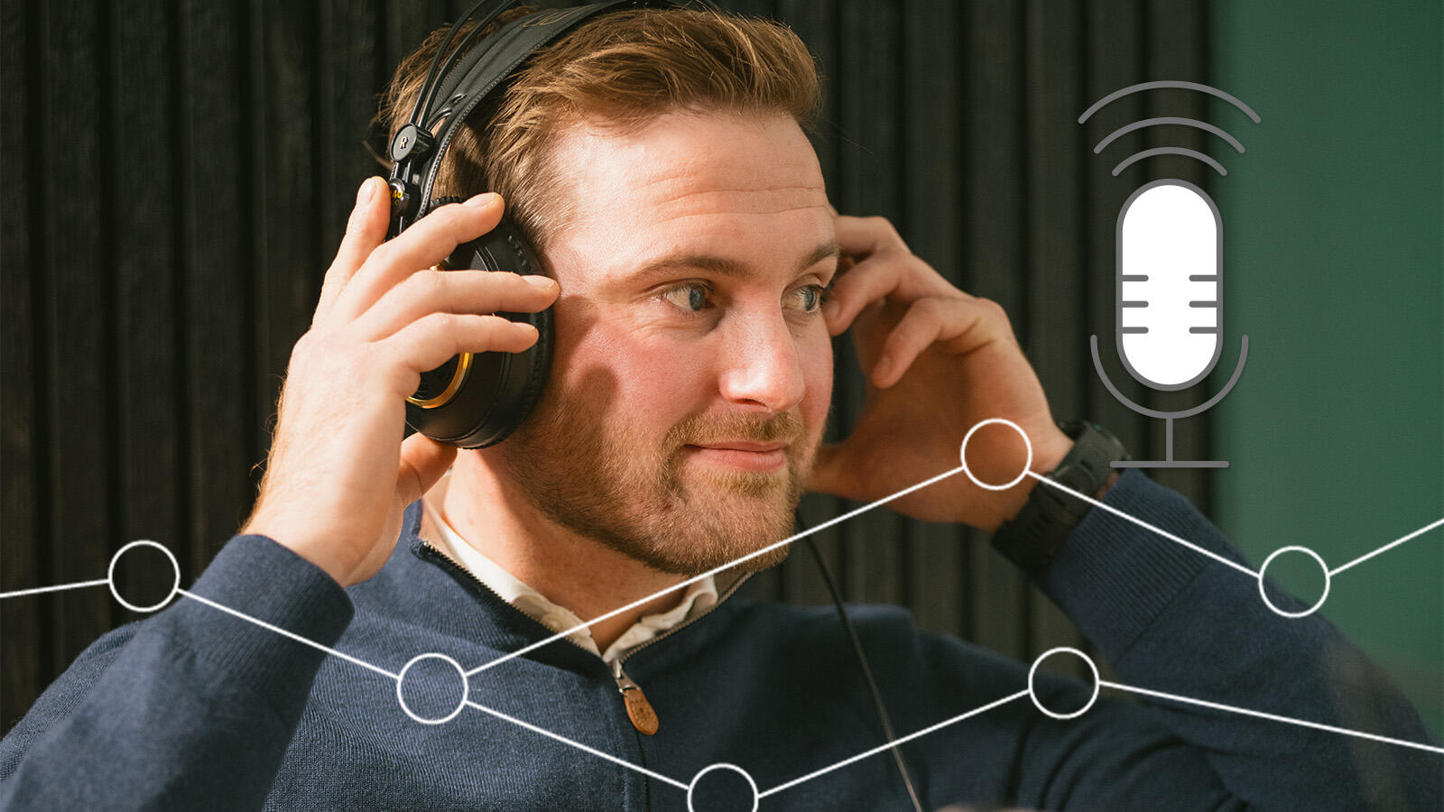 Maatalousyrittäjä Ville Eskola laittaa kuulokkeet korvilleen Optimistit-yrityspodcastin äänityksissä