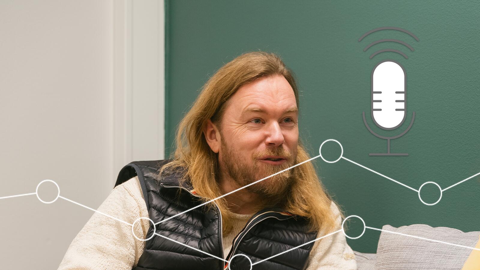 Antti Merilehto istuu podcast-studion sohvalla